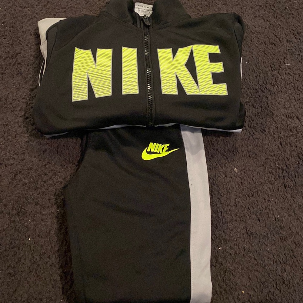 Boys Nike size 7 sweatsuit